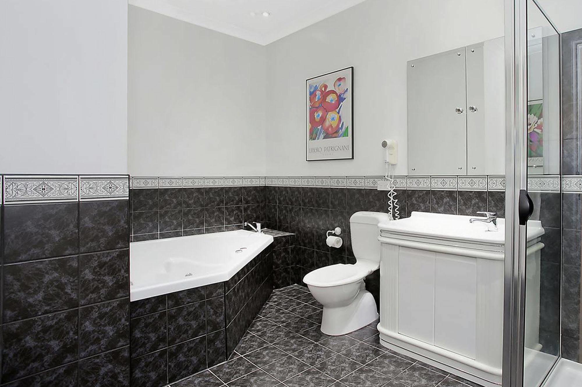 Merton Manor Exclusive B&B Уорнъмбул Екстериор снимка